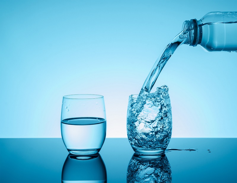 Porównanie wody jonizowanej w domu do wody butelkowanej