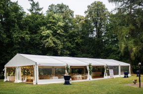 Namioty cateringowe – niezastąpione podczas imprez w plenerze